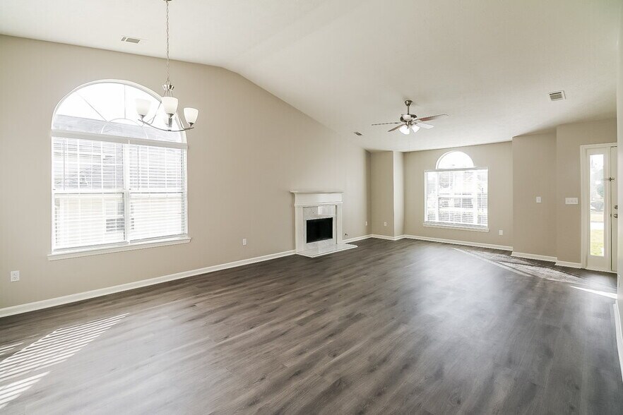 Building Photo - 350 Emerald Green Ct