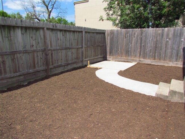 Building Photo - 2816 St Emanuel St