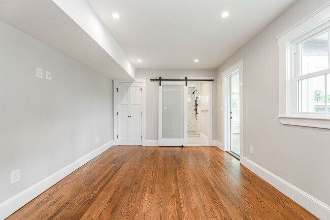 Building Photo - Modern 4bed 3 Bath with 3 parking