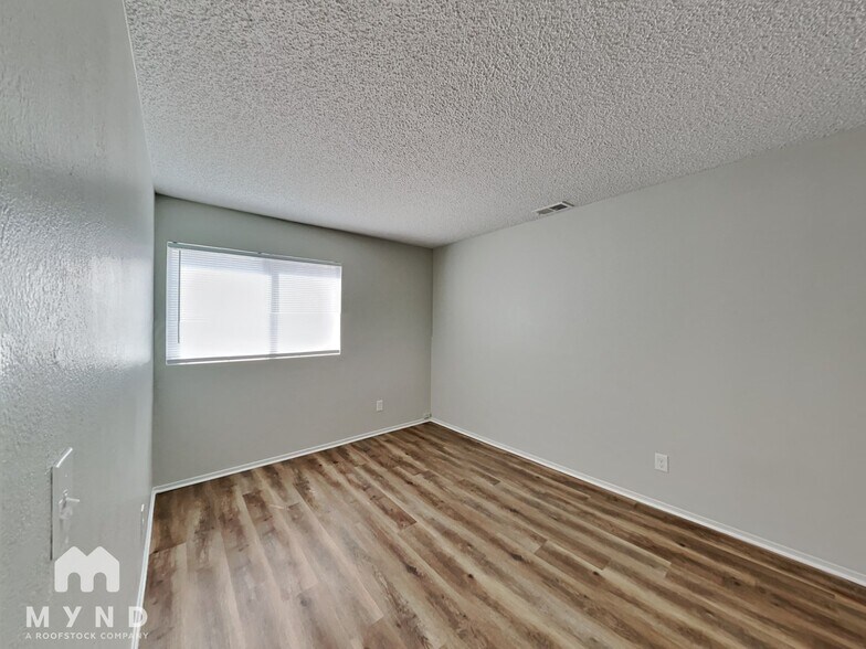 Building Photo - 1328 Sun Point Dr