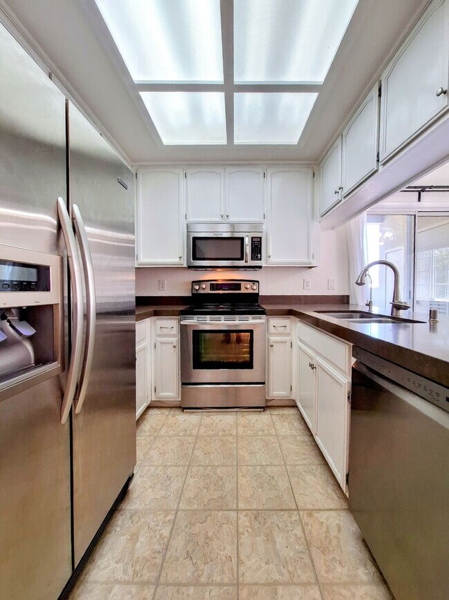 Building Photo - Beautiful Second Floor 3bd Condo w/Detached Garage & Pool