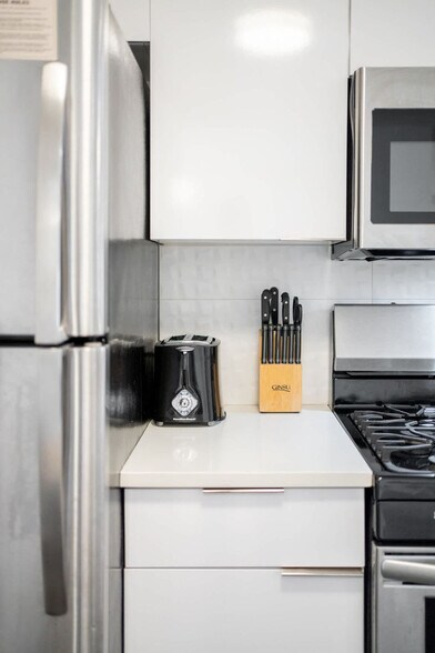 Building Photo - 1136 Crescent Ave NE