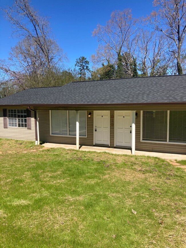 Building Photo - 915 W 56th St