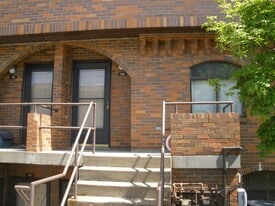 Front porch - 3268 Niagara Sq