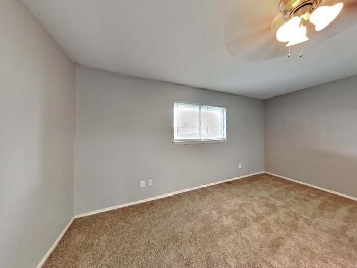 Building Photo - 722 E Brown Ln