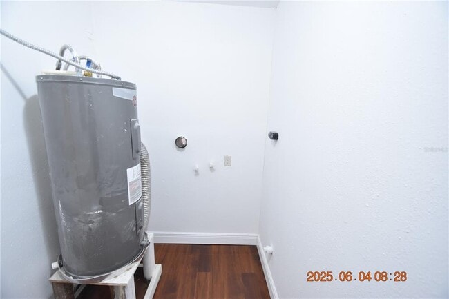 Building Photo - 417 Country Club Dr