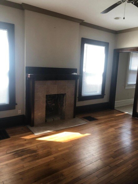 Building Photo - 1704 Oak St