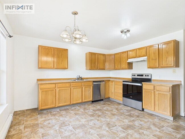 Building Photo - Great Three Bedroom Condo in Belgrade!