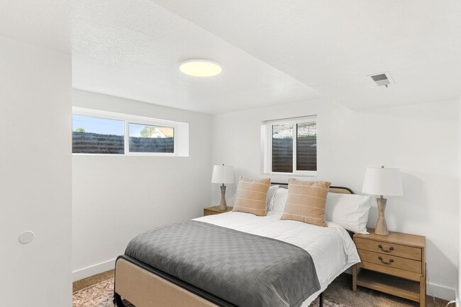 Building Photo - 940 E Buddlea Dr