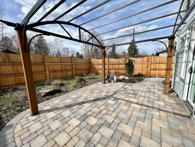 Building Photo - Stunning 3 Bed, 2.5 Bath Home in the Heart of Downtown Bend!