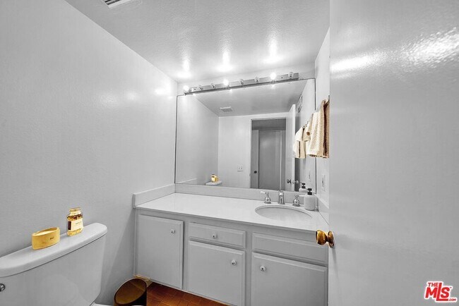 Building Photo - 421 S Van Ness Ave