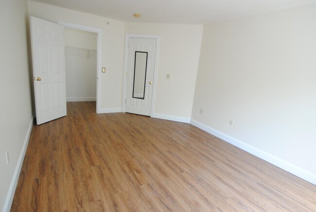 Building Photo - 1 Maple Ridge Dr