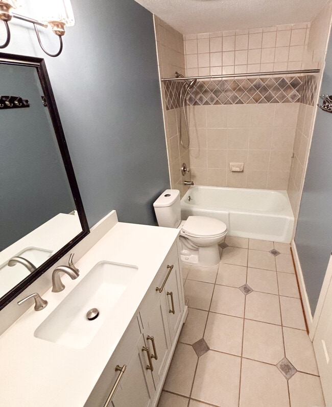 Building Photo - 703 Longview St