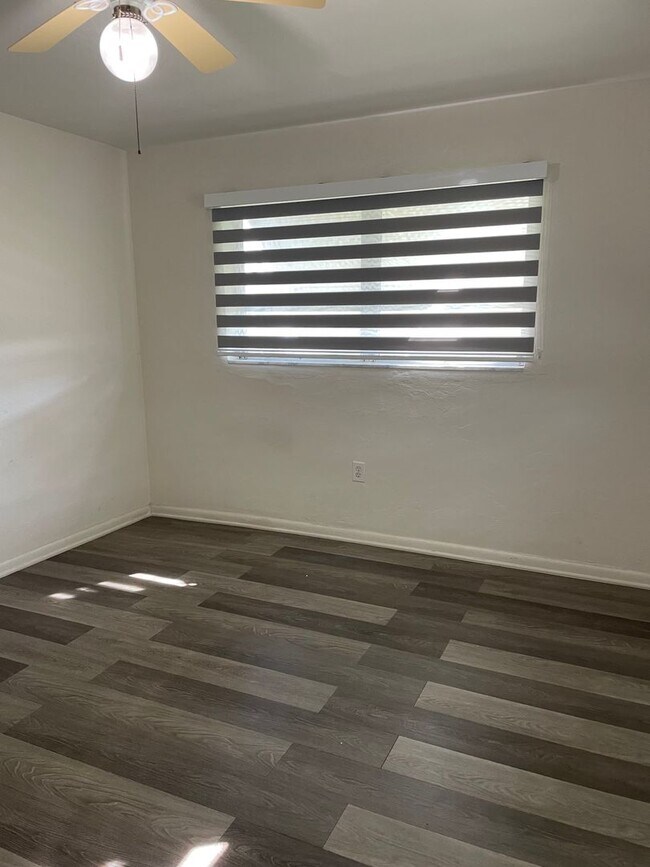 Building Photo - Convenient Port Charlotte Location!