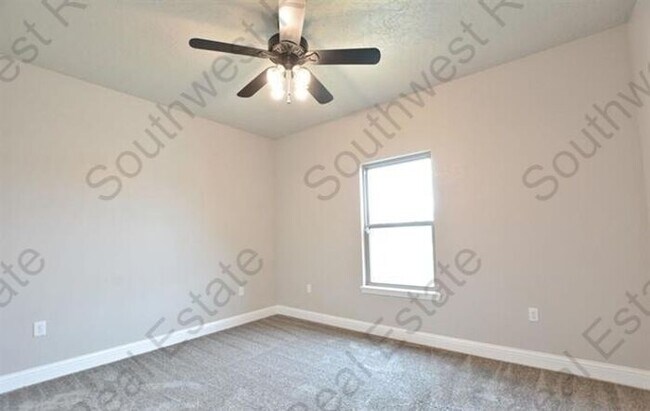 Building Photo - Spacious 3 bedroom, 2 bathroom home