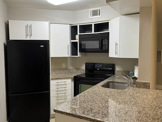 Building Photo - Experience comfort & leisure in this charming condo nestled within Orlando's best-kept secret, Ve...