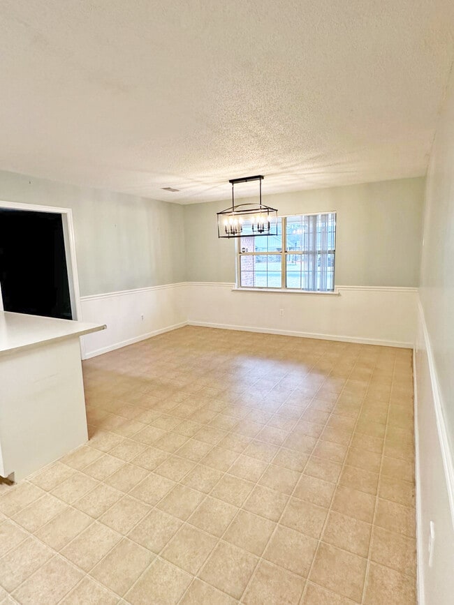 Building Photo - 714 Robin Hood Dr
