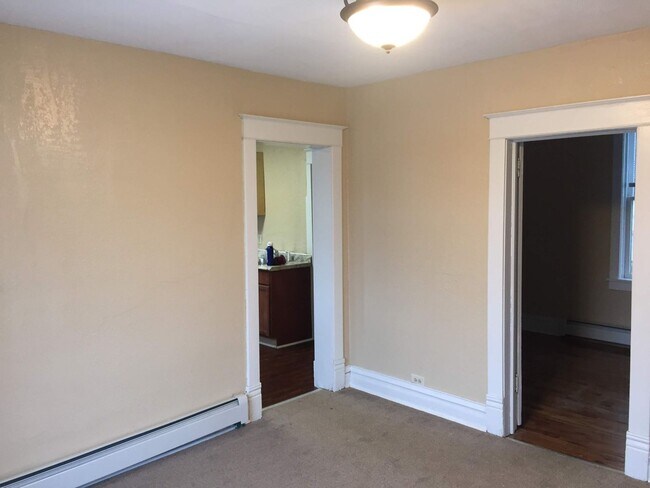 Building Photo - 2 Bedroom Apartment Available June 1!!