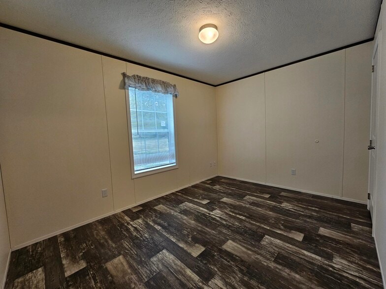 Building Photo - 12 Woodside Ln