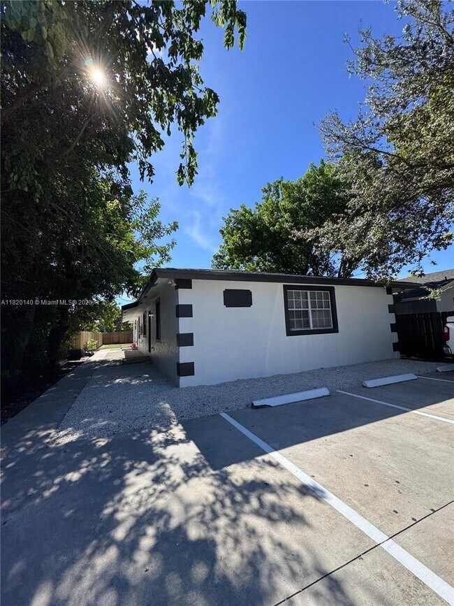 Building Photo - 3 bedroom in Hallandale FL 33009