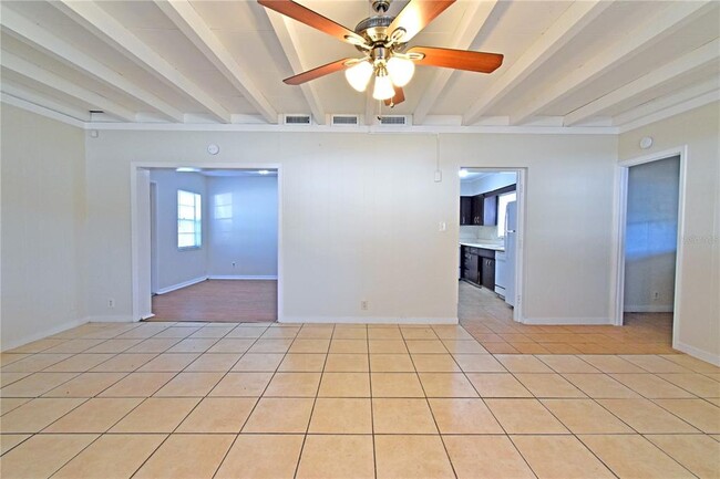 Building Photo - 12422 N Howard Ave