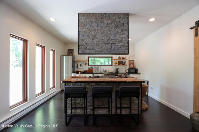 Building Photo - 10 Fitzsimmons Ln