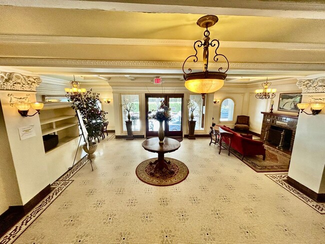 Building Photo - 7th Floor Studio Condo in Historic Buildin...
