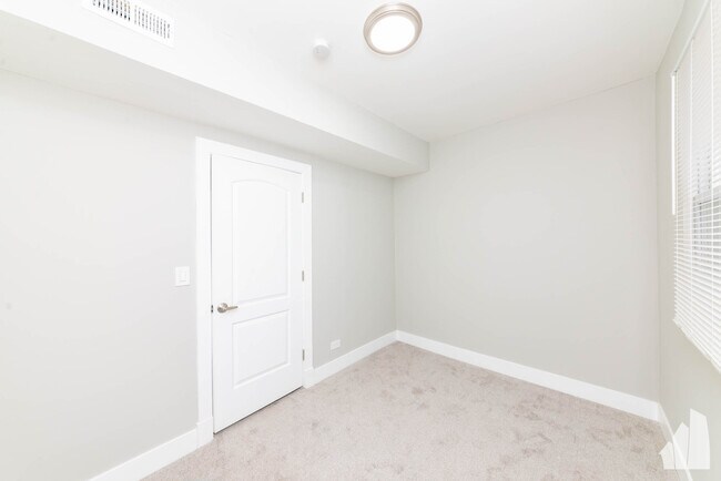 Building Photo - 2923 N Avers Ave