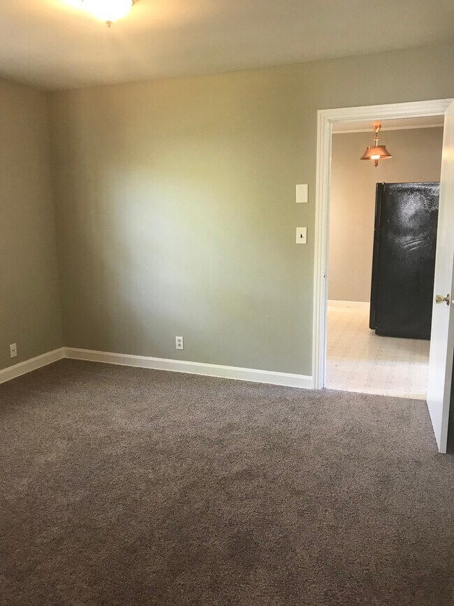 Building Photo - 3 Bedroom Pet Friendly Home For Rent!
