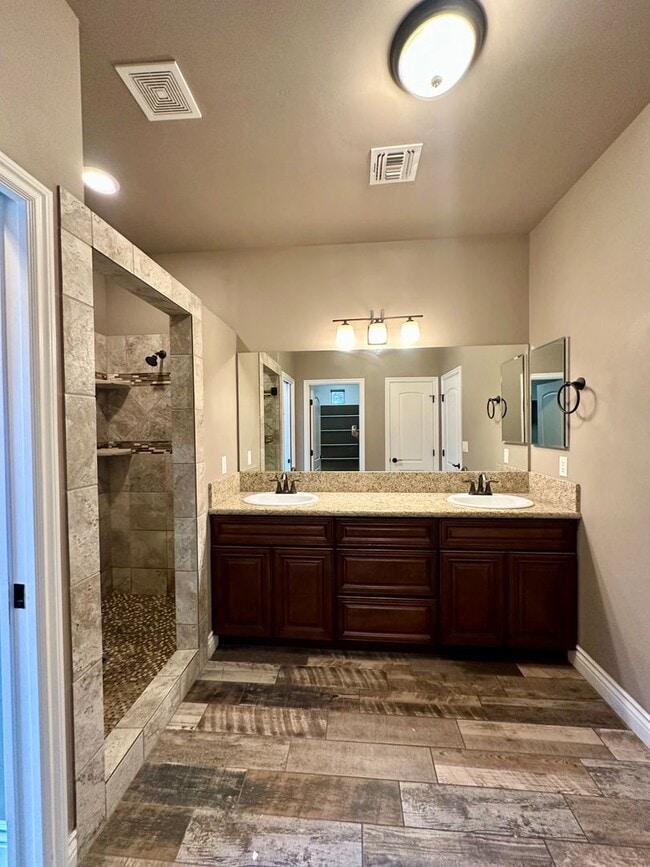 Building Photo - Gorgeous 3 bedroom, 2 bathroom home with 3 car garage