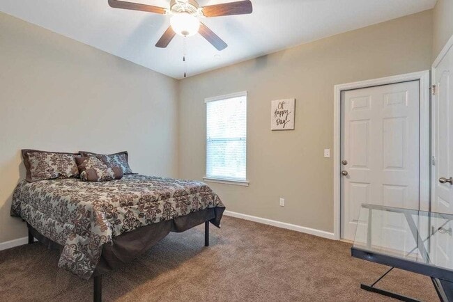 Building Photo - Modern 3-Bed, 3-Bath Townhome with Stylish...