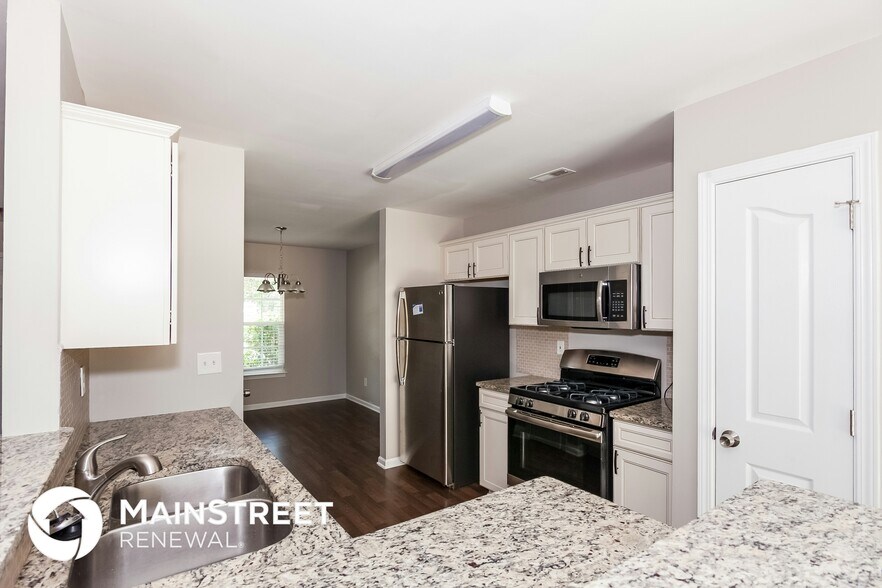 Building Photo - 8146 Chatham Oaks Dr