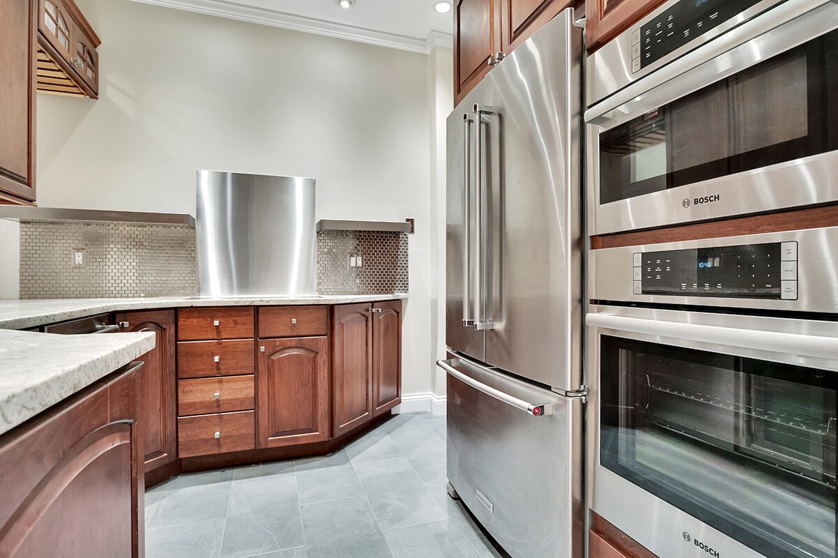 Kitchen appliances -2 - 1228 N Dearborn St