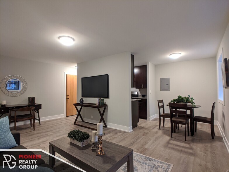 Building Photo - 542 W Surf St