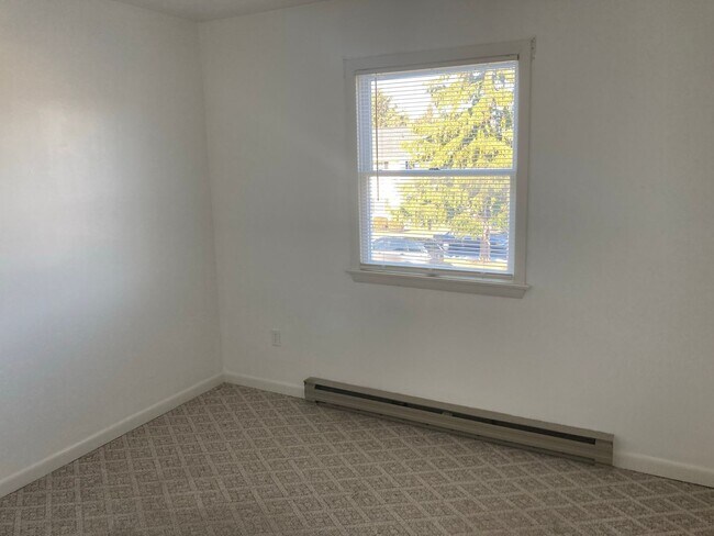 Building Photo - 520 West Dr