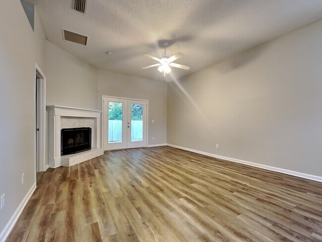 Building Photo - 4-bed, 2-bath home in Sheffield Oaks