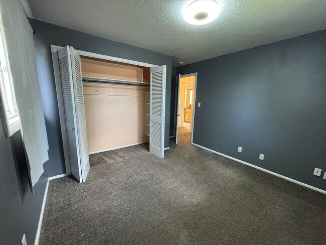 Building Photo - Great University Area Home!