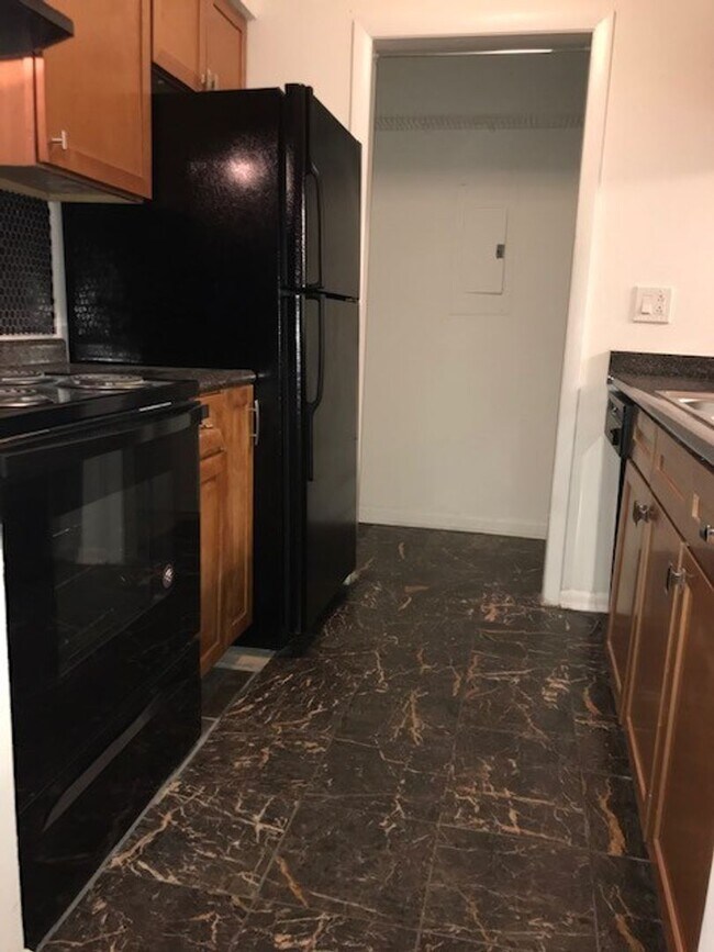 Building Photo - Newly Renovated Two Bedroom Condo Available! Move In Ready!