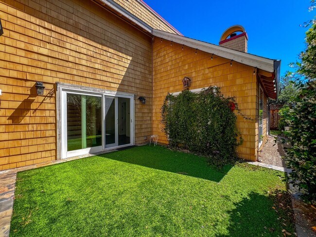 Building Photo - Beautifully Updated 3-Bedroom Home + Bonus Room with Private Backyard Retreat