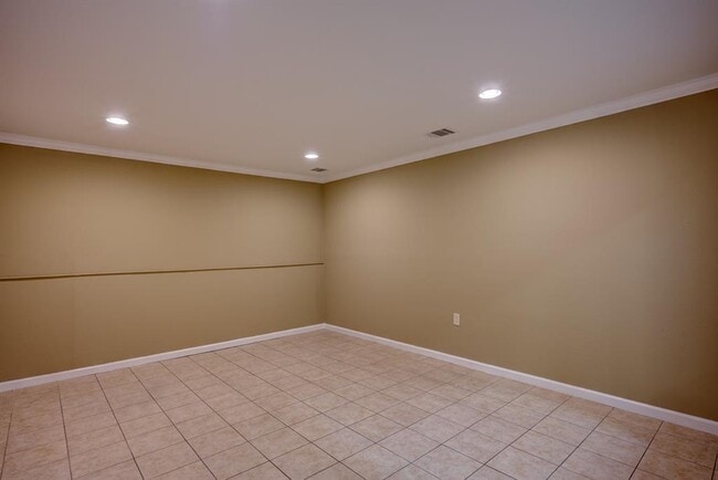 Building Photo - 914 Oak Glen Dr