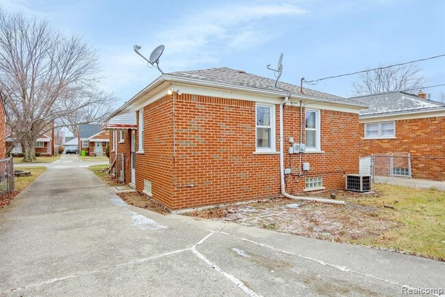 Building Photo - 22780 Courtland Ave