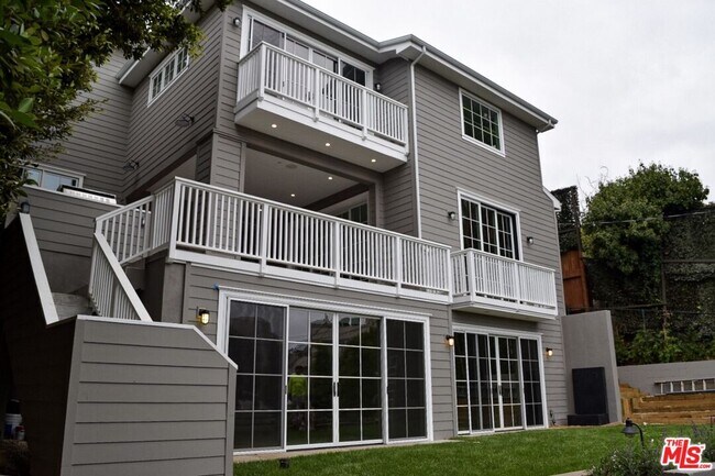Building Photo - 832 Las Lomas Ave