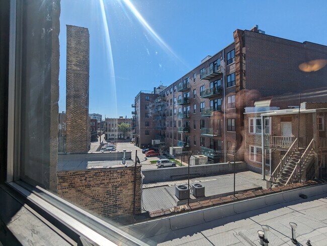 Building Photo - 3335 W Diversey Ave