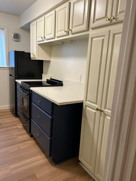 Building Photo - 405 S Coeur Dalene St