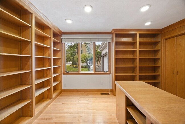 Building Photo - 140 Paulson Rd