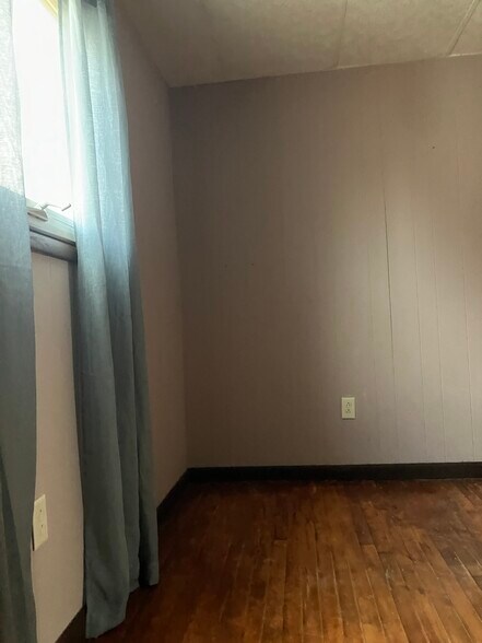 Building Photo - 517 11th Ave W