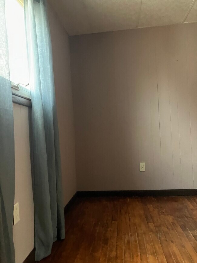 Building Photo - 517 11th Ave W