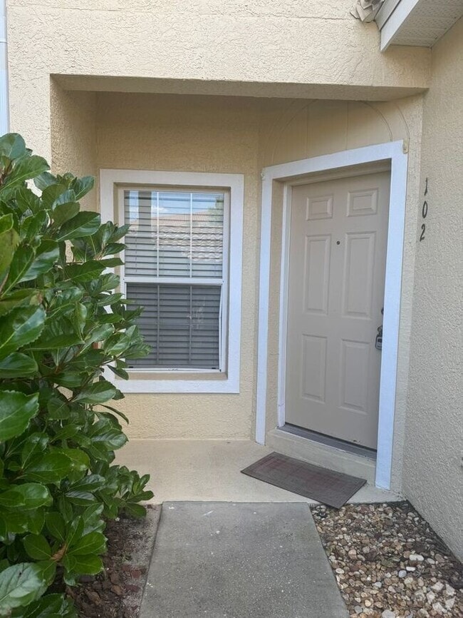 Building Photo - 3 Bedroom 2 Bath - Lovely and Cozy Condo f...