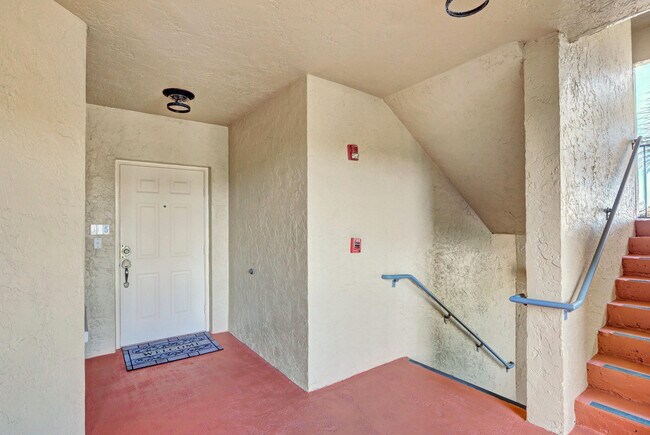 Building Photo - 800 Uno Lago Dr