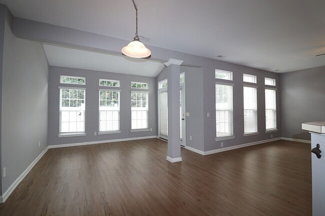 Building Photo - Great 3 Bed 2.5 bath townhome in Sunset Po...